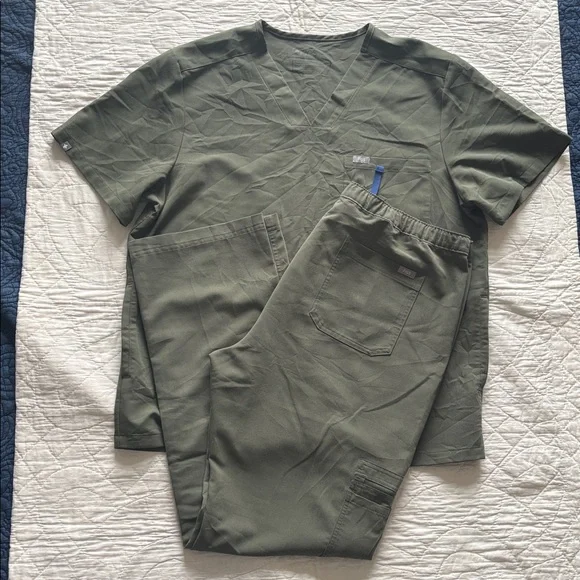 FIGS Scrub Set - Picture 15 of 15